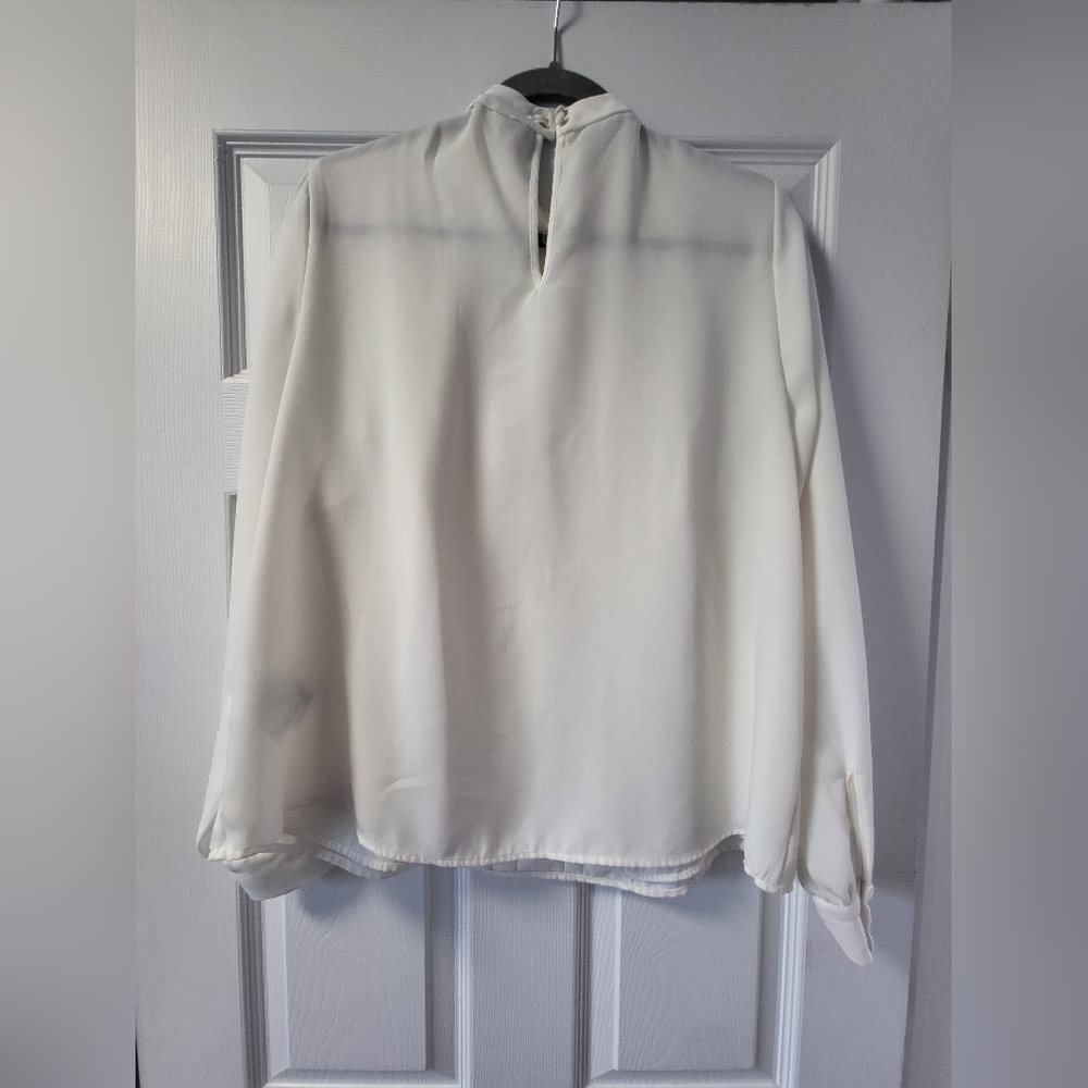 White blouse - Picture 2 of 3